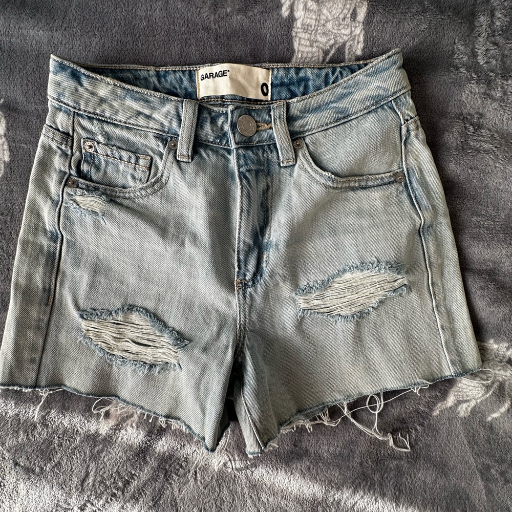 Garage mom shorts light wash